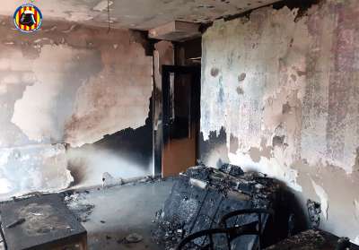 Los bomberos extinguen un incendio en un vivienda de Faura