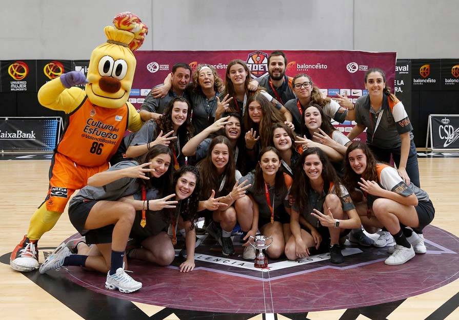 Integrantes del cadete del Valencia Basket celebrando su tercer puesto (Foto: L&#039;Alqueria del Basket)