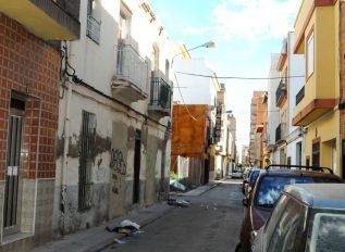 Los vecinos de la calle Cánovas del Castillo viven atemorizados por un okupa