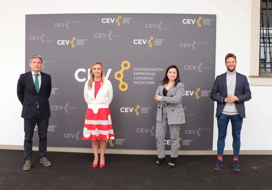 Cristina Plumed junto a los dos vicepresidentes de CEV Valencia y su presidenta, Eva Blasco