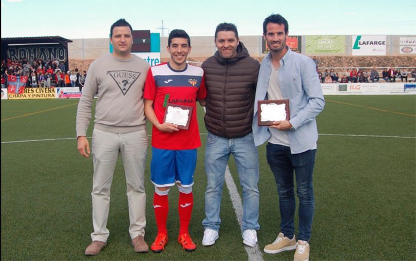 Dos jugadores fueron homenajeados antes del inicio del encuentro (Foto: Atlético Saguntino)