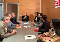 Un momento de la reunión entre los sindicalistas de Galmed y los representantes del PSOE en Les Corts