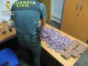 Agente mostrando 17 kilos de hachis aprehendido