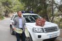 El concejal Ximo Catalán enseña las paleras infectadas que se repartirán entre las zonas de chumberas