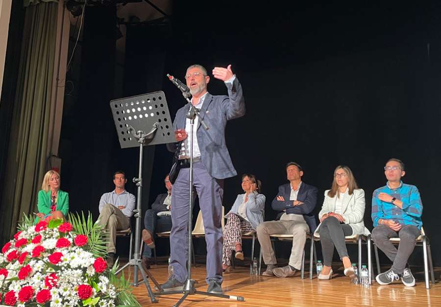 El candidato a la Alcaldía por Iniciativa Porteña, Manuel González, durante su intervención