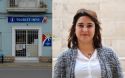 La concejala de Turismo, Natalia Antonino, y la fachada de la oficina de Puerto de Sagunto