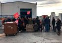 Los trabajadores de Dulce Hola durante la jornada de huelga de ayer