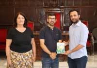 El autor ha sido recibido por el alcalde y la nueva concejala de Cultura