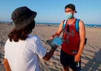 Más de 3.000 bolsas y ceniceros se han repartido en la playa Racó del Mar