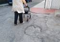 Las personas mayores aseguran que es un «calvario» el poder pasear por las calles de este barrio de Puerto de Sagunto