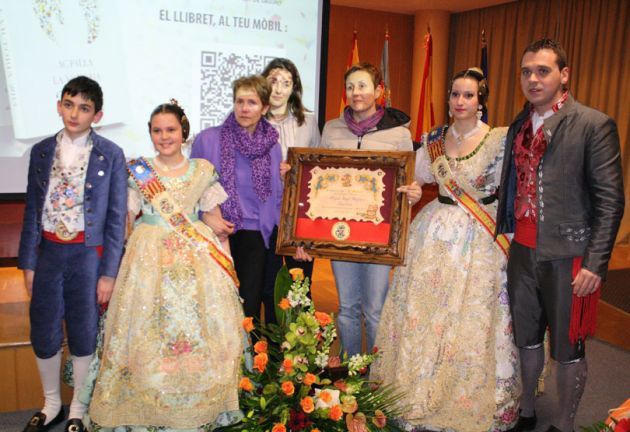 Los representantes de La Victoria haciendo entrega del cuadro conmemorativo a la familia de Miguel Ángel Alegría