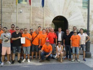 Los trabajadores de Galmed junto a los miembros de Compromís en Les Corts