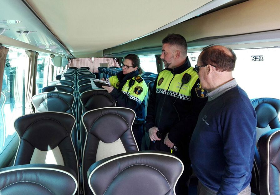 Los agentes revisaron la seguridad de los autobuses escolares