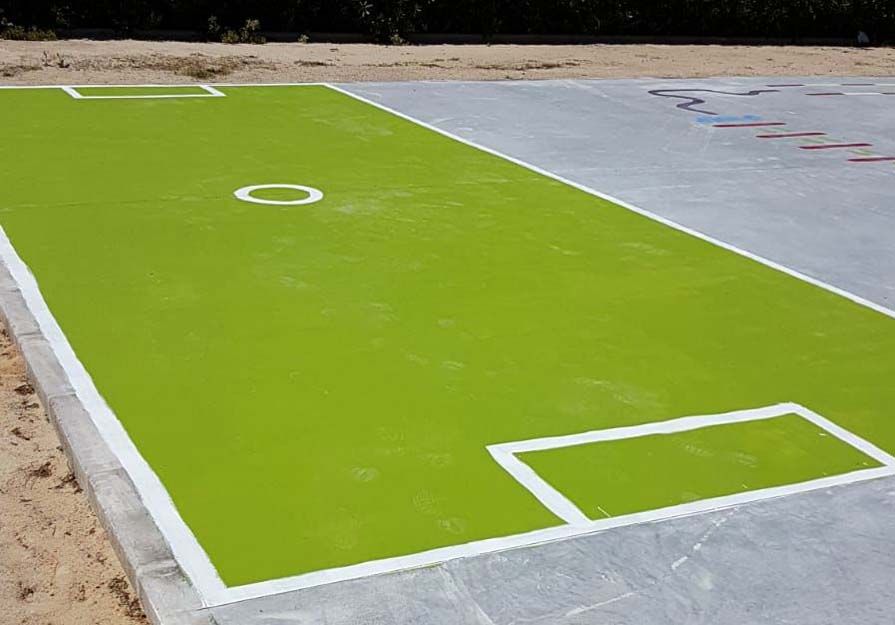 Los vecinos han pintado un campo de fútbol y otros juegos, como alternativa al parque infantil que reclamaron al Ayuntamiento en 2016.