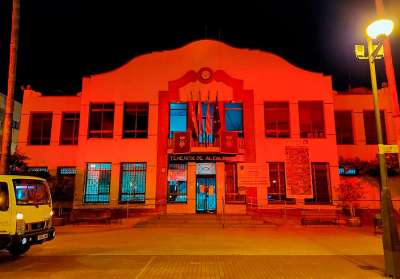 Este domingo se iluminarán de rojo los principales edificios municipales