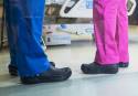 Los podólogos alertan que utilizar zuecos en el trabajo conlleva riesgos para la salud