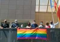 La bandera del colectivo LGTBIQ luce este lunes en el balcón del Ayuntamiento de Canet d&#039;en Berenguer