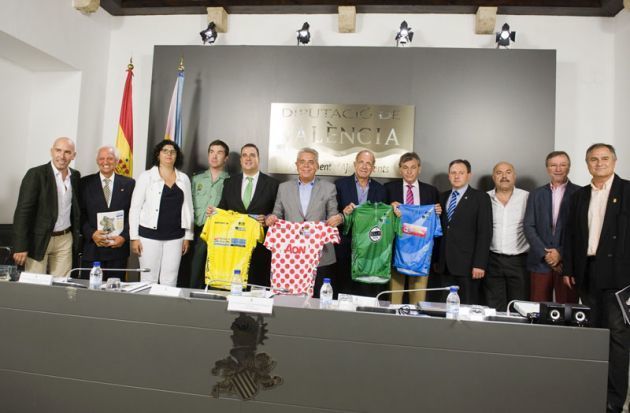 La alcaldesa de Estivella junto al resto de asistentes a la presentación de la prueba ciclista