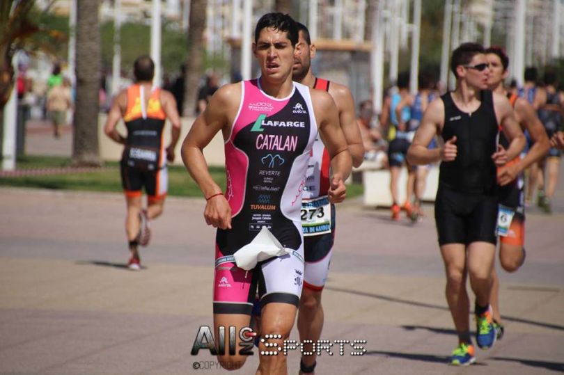 El triatleta saguntino, Ximo Catalán, durante la carrera de Gandia (Foto: ALLonSports.com)