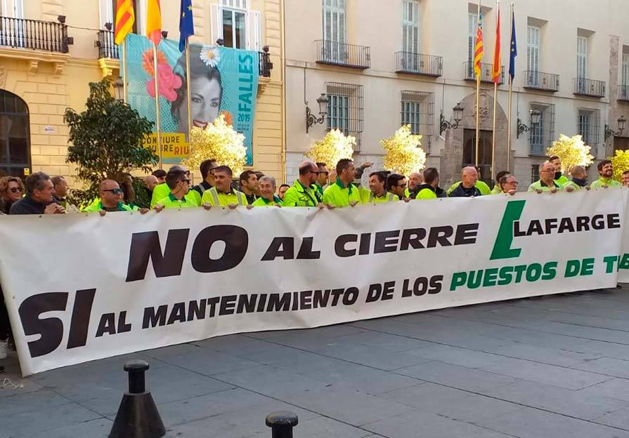 Los trabajadores de la cementera protagonizaron este mes de marzo una protesta ante la Presidencia de la Generalitat