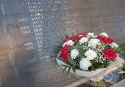 Familiares de los fallecidos han depositado ramos de flores al pie de las inscripciones