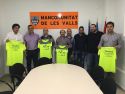 Los alcaldes de Les Valls posan junto a las camisetas técnicas de la Mitja Marató