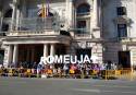 Integrantes de la plataforma Romeu-Bonilles en la plaza del Ayuntamiento de València