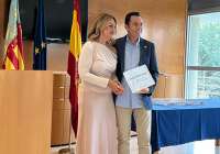 El alcalde, Pere Antoni, ha recibido este distintivo de manos de la consellera Nuria Montes