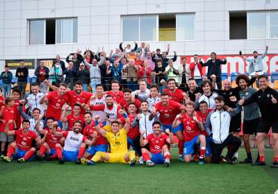 Alegría de los jugadores y los aficionados del Atlético Saguntino tras el final del partido (Foto: Atlético Saguntino)