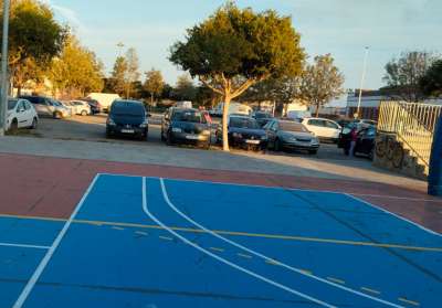La pista exterior de baloncesto lleva meses sin vallado de seguridad, con el consiguiente peligro para los deportistas