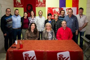 Mª Amor Uviedo y Rosana Montalbán junto a miembros de la candidatura de EU