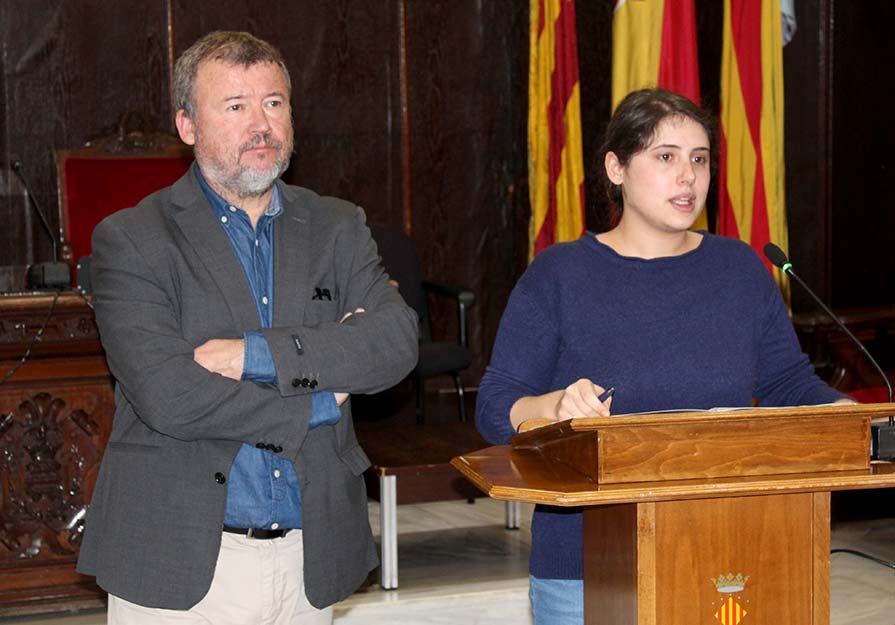 El alcalde, Francesc Fernández, y la vicepresidenta de la SAG, Roser Maestro, dando explicaciones a los trabajadores afectados por los contratos
