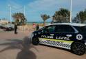 Agentes de la Policía Local de Sagunto han procedido a colocar vallas para el cierre de las playas de la ciudad