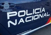 La Policía Nacional distribuye información sobre el Plan Mayor de Seguridad para evitar robos y timos