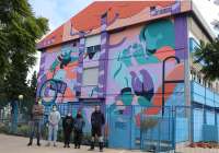 Continúa el Festival Més que Murs con el mural de la artista Galleta María en la fachada del CEIP Ausiàs March de Sagunto