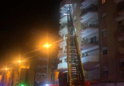 Los bomberos extraen por el balcón de un sexto piso el cuerpo de una persona que llevaba varios días fallecida