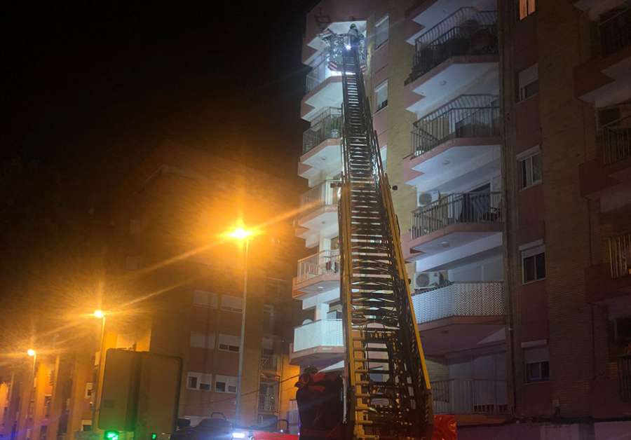 Momento en el que los bomberos acceden a la vivienda por el balcón