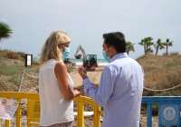 Gabriela Bravo y Pere Antoni, inspeccionando las playas del municipio