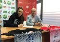 La nueva jugadora del BM Morvedre, Vanesa Agovic, junto al presidente del club, Jesús Amores