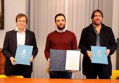 El alcalde de Sagunto, Darío Moreno, ha firmado este convenio de colaboración con los responsables de ambas empresas