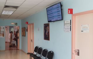Una de las pantallas instaladas en este centro sanitario