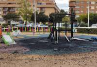 Un acto vandálico deja calcinado un juego infantil del parque junto a la Casa de Noguera