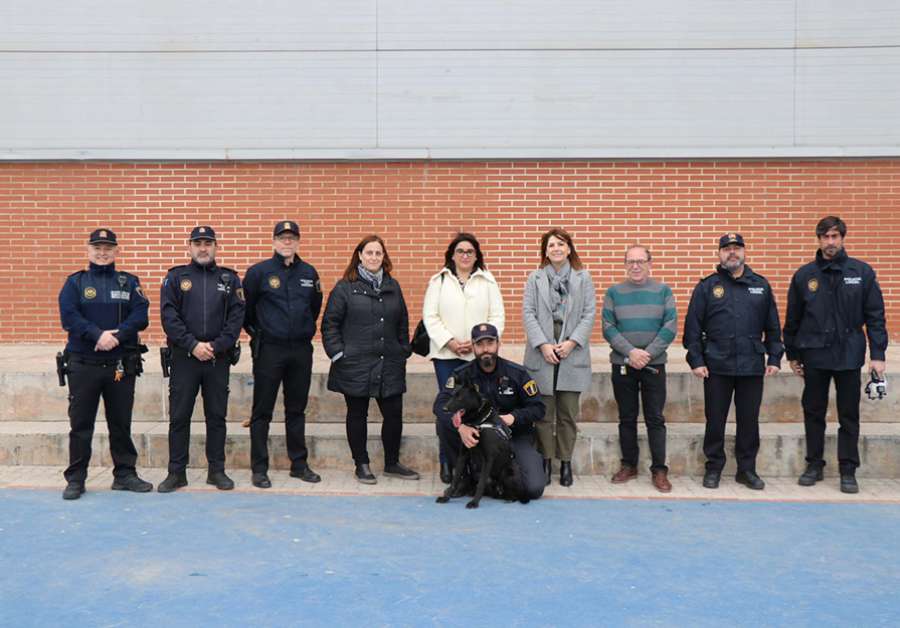 Los agentes de la Policía Local junto a uno de los perros de su nueva unidad canina