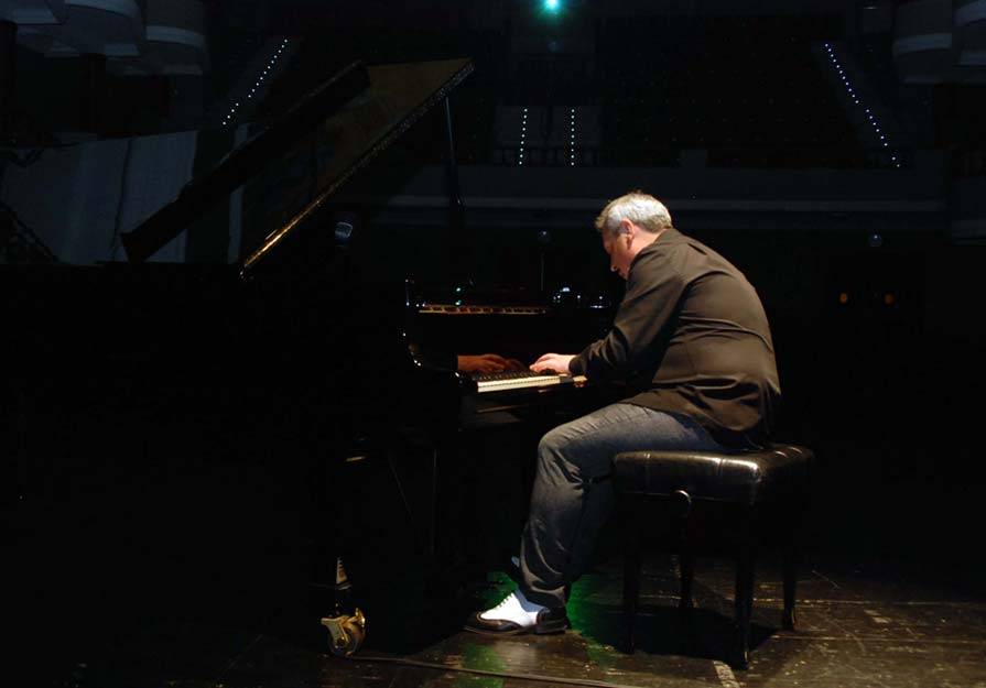 El músico y pianista catalán, Jorge Gil, actuará este sábado en Sagunto