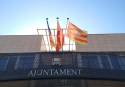 Las tres banderas oficiales que lucen en la fachada del Ayuntamiento de Canet d&#039;en Berenguer