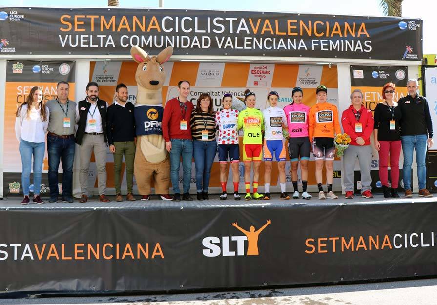 Las autoridades municipales junto a las ganadoras de la etapa con final en Puerto de Sagunto