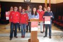 La edil Remei Torrent junto a los representantes del Club Atletisme Sagunt y Cáritas
