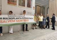 La Plataforma en Defensa del Territorio del Camp de Morvedre realizó una protesta ayer a las puertas del Mario Monreal
