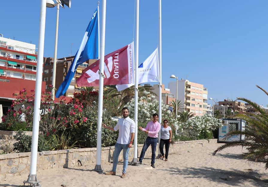Este viernes se ha llevado a cabo el izado de las banderas en la playa de Puerto de Sagunto