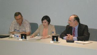 Cristina Plumed con dos socios de ASECAM